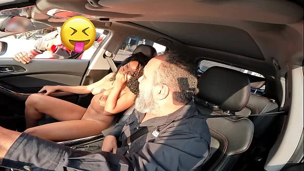 Novinha distribui beijos nas ruas ap&oacute_s pagar um boquete na carona do Ted - Vicky Menage