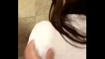 SEXO PUBLICO!! Se COGEN a COLEGIALA MEXICANA en el BA&Ntilde_O de HOMBRES de un CENTRO COMERCIAL en CDMX