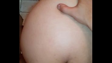 COMENDO A GR&Aacute_VIDA NO BANHEIRO DA V&Oacute_ DELA